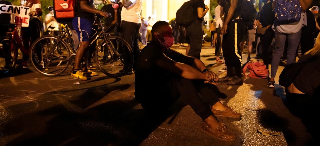 Manifestantes desafían toque de queda y salen a las calles en Washington, NY y Los Ángeles