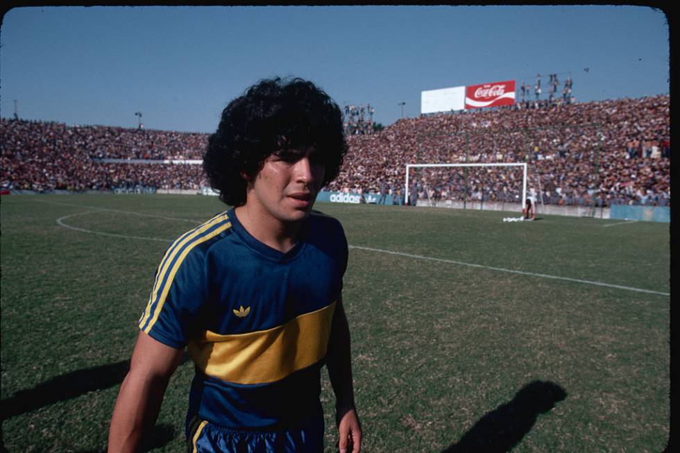 Diego Armando Maradona, uno de los futbolistas más famosos del mundo durante los ochenta, si no el más famoso, fotografiado durante un partido en marzo de 1981.