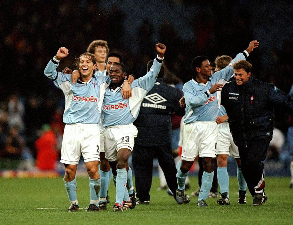 El Celta de Vigo celebra la victoria en un partido contra el Aston Villa en Birmingham en 1998.