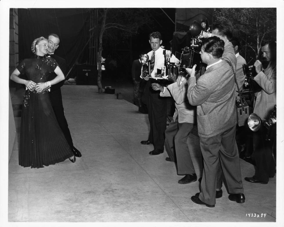 Ginger Rogers y Fred Astaire posan para la prensa el día de su reunión para la película 'The Barkleys Of Broadway' (1949).