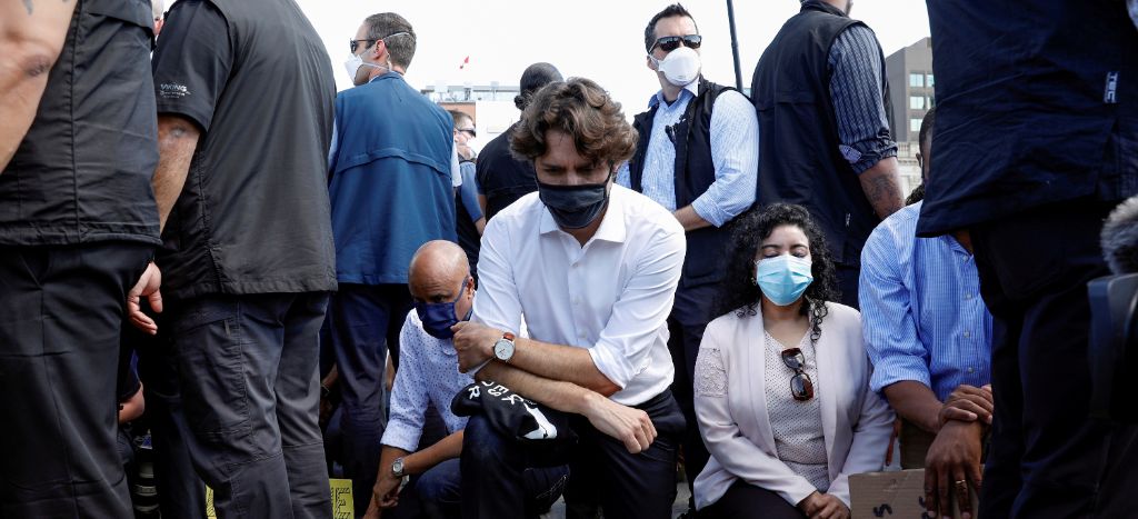 Trudeau se arrodilla en apoyo a protestas antirracismo en Canadá
