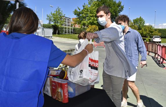La Fundación Atlético de Madrid ha puesto en marcha la campaña solidaria Gran Recogida de Alimentos.