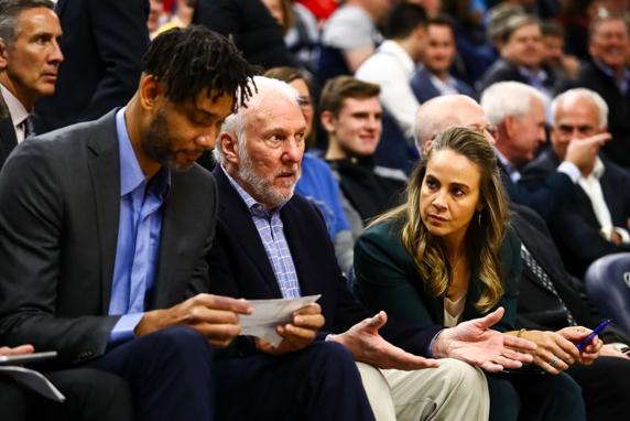 Tim Duncan, Gregg Popovitch y Becky Hammon hablan en el banquillo de San Antonio durante un partido de los Spurs de la presente campaña NBA
