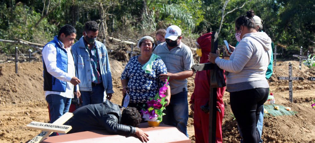 ‘Brigadas del Adiós’ recogen cuerpos de víctimas pobres del coronavirus en Bolivia