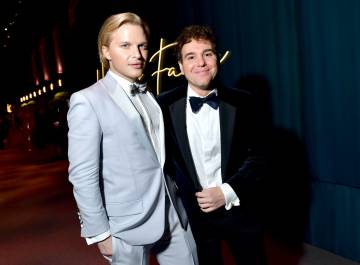 Ronan Farrow y su marido, Jon Lovett, en la fiesta que dio 'Vanity Fair' tras la pasada gala de los Oscar.