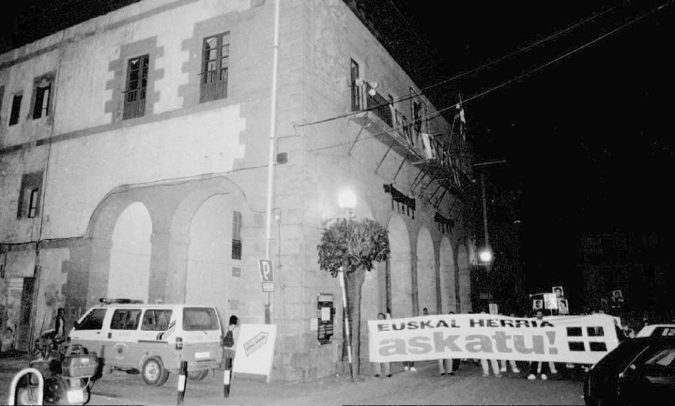 Manifestación en Oyarzun contra la detención del presunto liberado del Comando Donosti Valentín Lasarte en 1996.