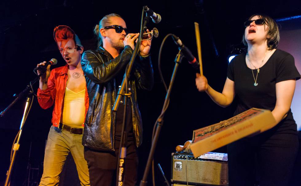 Toby Goodshank (vestido como David Bowie), Macaulay Culkin y Deenah Vollmer, miembros del grupo Pizza Underground, durante un concierto celebrado en Washington en 2014.