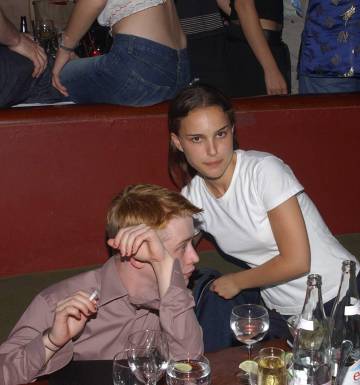 Macaulay Culkin y Natalie Portman en una fiesta en 2002.