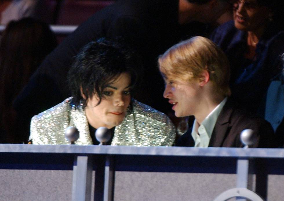 Michael Jackson y Macaulay Culkin en el Madison Square Garden de Nueva York en 2001. El actor tuvo que testificar en un juicio contra del cantante por abusos sexuales a un menor y negó haber sufrido ningún tipo de tocamientos inapropiados por parte de Jackson.