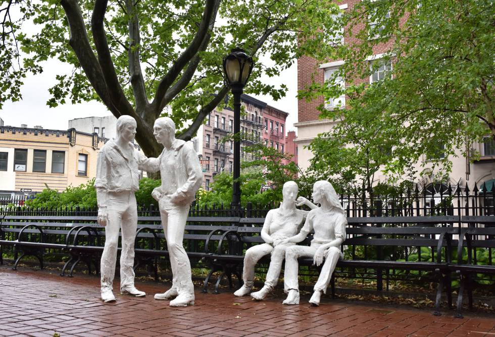 La escultura 'Gay Liberation', de George Segal, en el Christopher Park de Nueva York. 