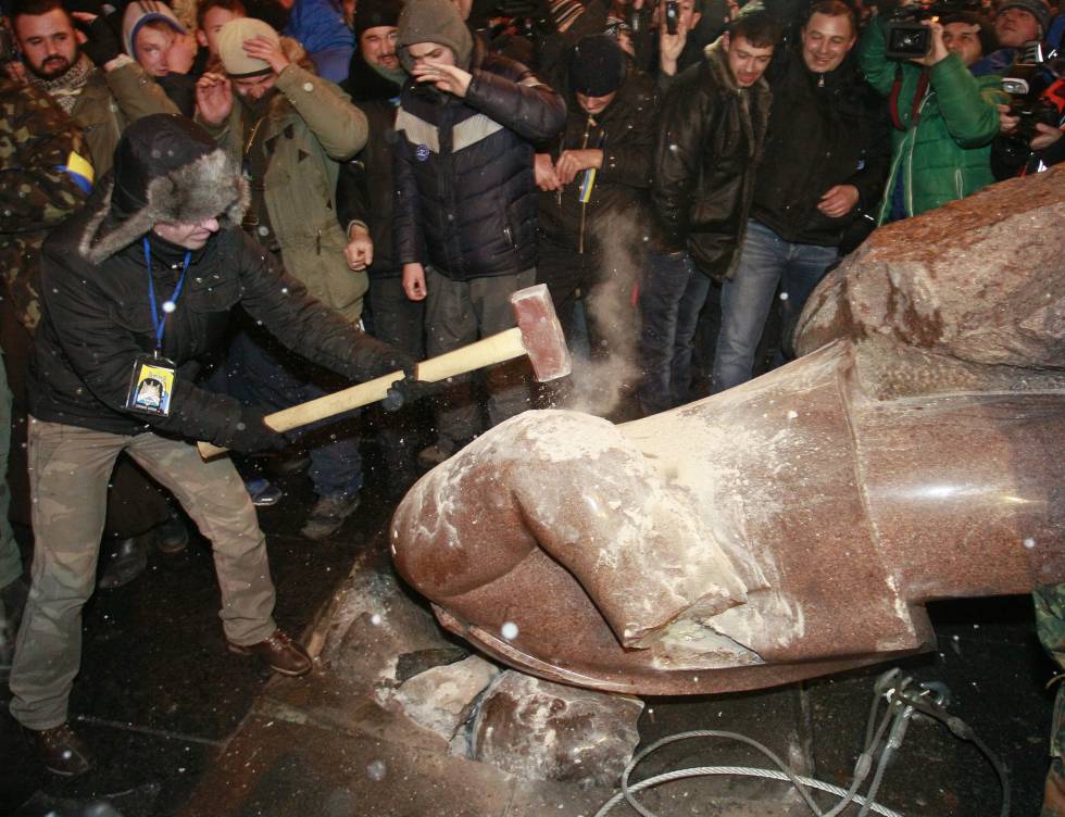 Destrucción de una estatua de Lenin en Kiev (Ucrania), en 2013.