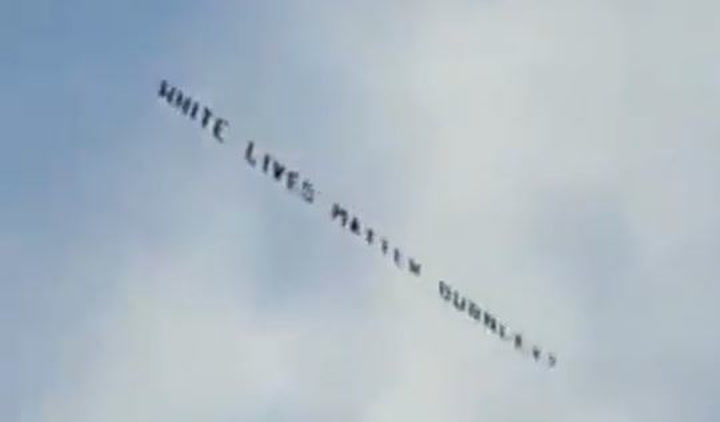 Una avioneta sobrevoló el estadio de Etihad con la pancarta racista ‘White Lives Matter Burnley’