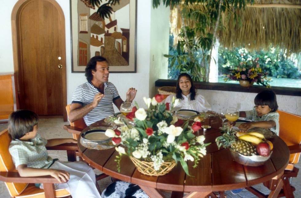 Julio Iglesias, con los tres hijos que tuvo con Isabel Preysler, en su casa de Miami en 1981. A la izquierda, Enrique, en el otro lado de la mesa, Chábeli y Julio José.