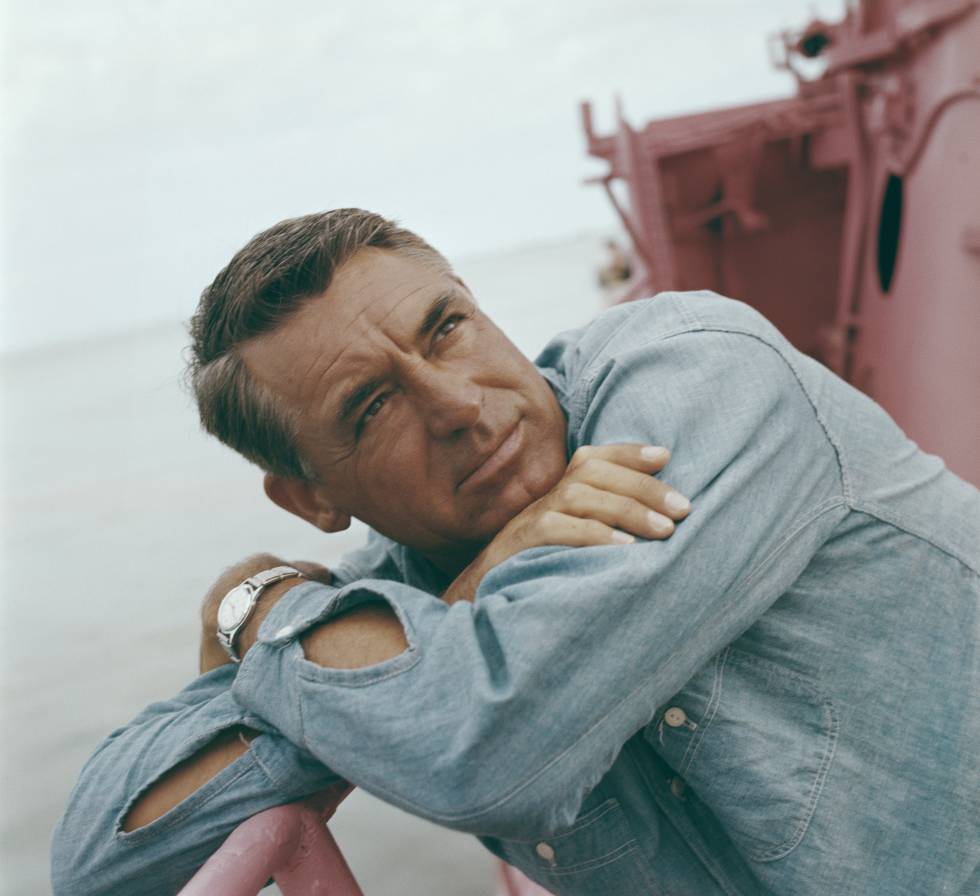 Cary Grant en la cubierta de un barco en 1955.