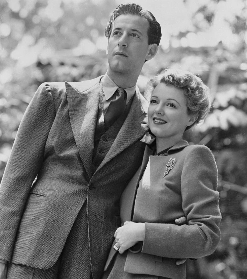 Janet Gaynor con el diseñador Gilbert Adrian con quien se casó en 1939.