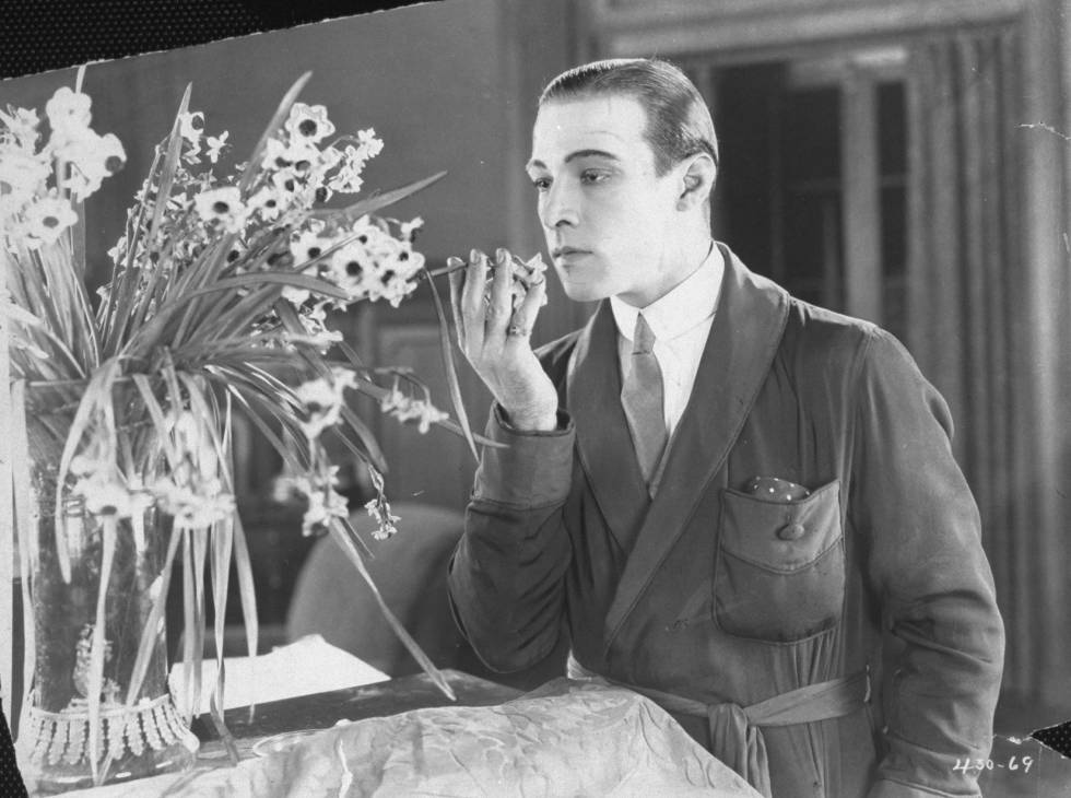 Rudolf Valentino oliendo flores en 1920.