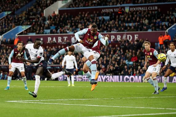 Sadio Mané hizo el gol de la victoria del Liverpool en el tiempo añadido ante el Aston Villa