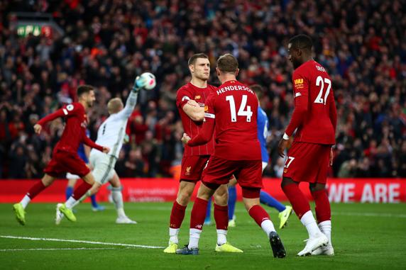 James Milner, Jordan Henderson y Divock Origi celebrando el gol de penalti del Liverpool ante el Leicester City