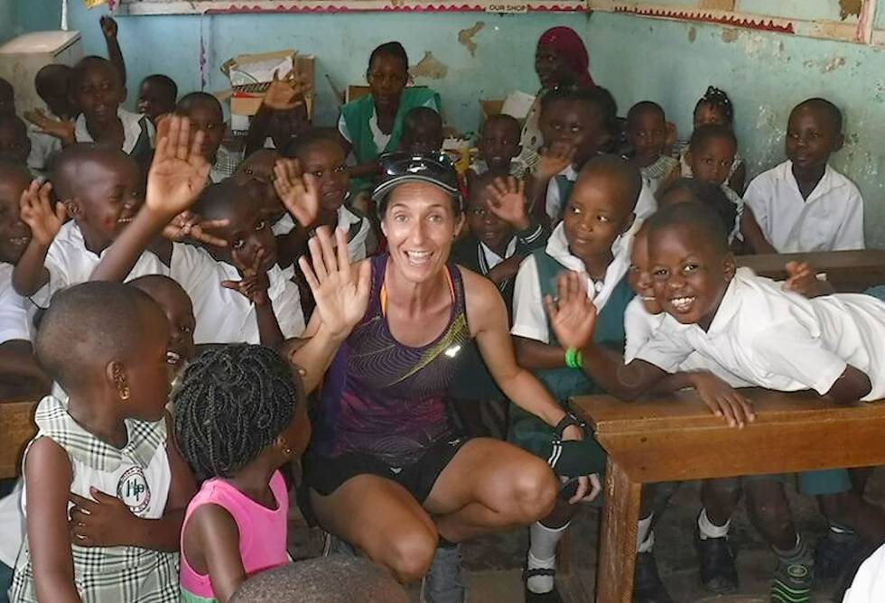Patricia en una escuela de Uganda.