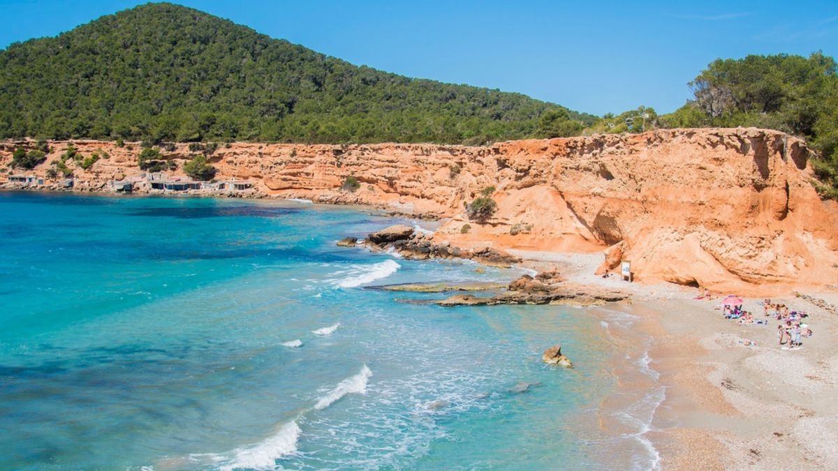 5 calas de Ibiza para disfrutar del sol y la tranquilidad este verano