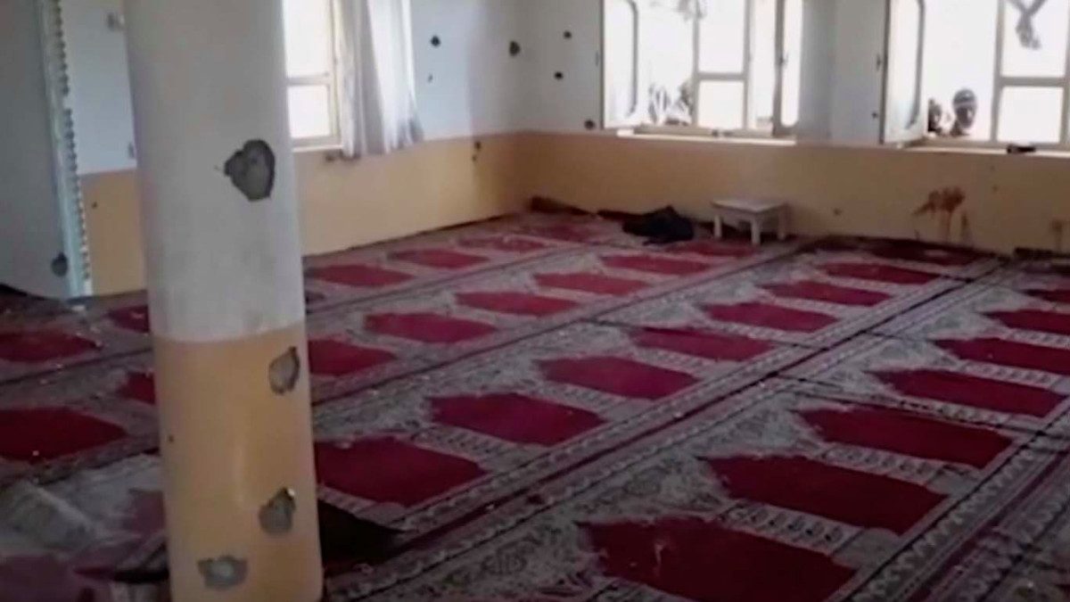 Afganistán: entran a los tiros en una mezquita y dejan baño de sangre