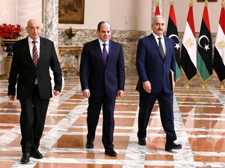 El presidente de Egipto, Abdelfatá Al Sisi, (en el centro), y el comandante Jalifa Hafter, (a la derecha), el pasado 6 de junio, en El Cairo.