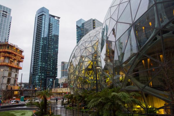 Amazon realmente acaba de renombrar un estadio de Seattle "Climate Pledge Arena"