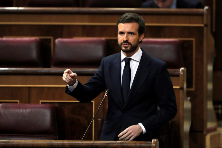 El líder del PP, Pablo Casado, interviene en la sesión de control al gobierno.