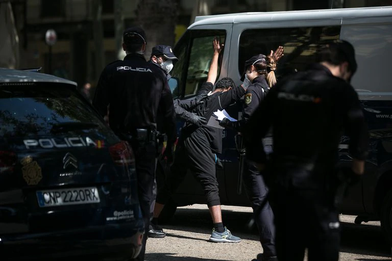Agentes de la Policía Nacional cachean en Barcelona a un ciudadano antes de detenerlo el pasado 17 de abril.