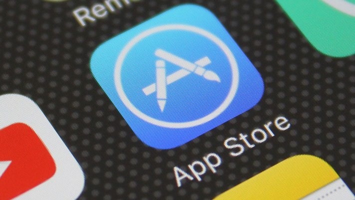 Apple defiende la decisión de no eliminar la aplicación de InfoWars