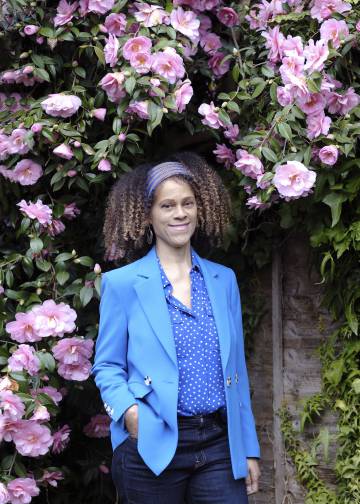 La escritora Bernardine Evaristo, en el jardín de su casa londinense en marzo de 2020.
