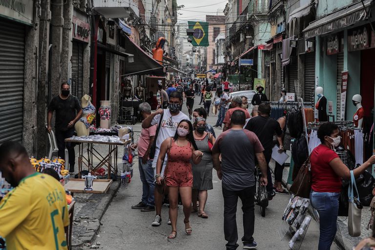 Decenas de personas caminan por el centro comercial de Saara en Río de Janeiro (Brasil).