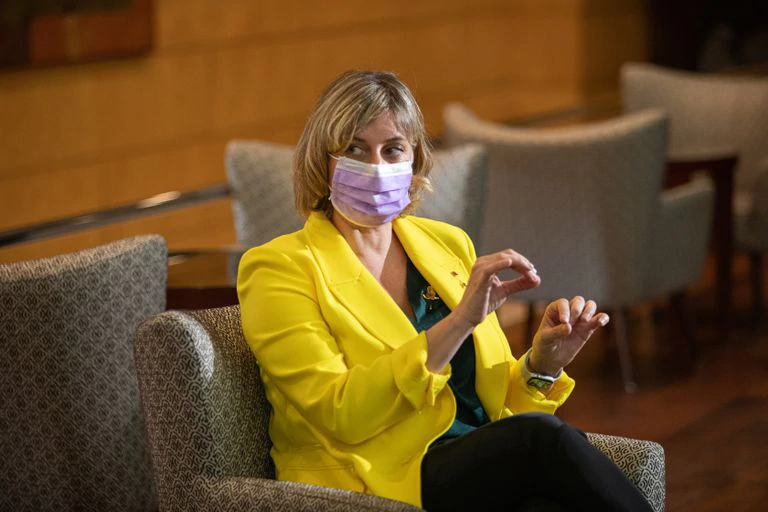 La consejera de Salud, Alba Vergés, durante una visita a un hotel en el que se alojaron enfermos de la Covid-19