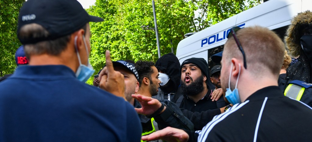 Chocan policías y manifestantes de ultraderecha en Londres | Videos