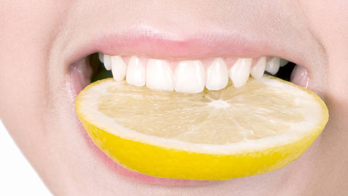Cómo blanquear los dientes con remedios naturales