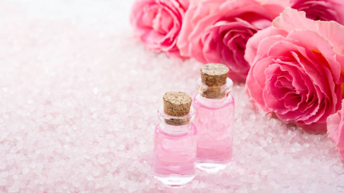 Cómo hacer agua de rosas casera para la limpieza facial