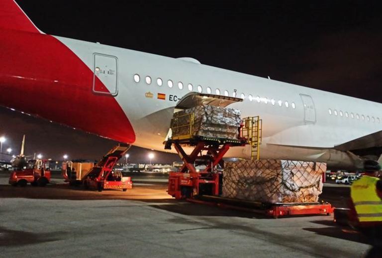 Descarga de un avión de Iberia con material sanitario.