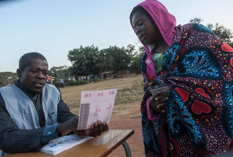 Una mujer vota en Lilongwe, capital de Malaui, durante la repetición de las elecciones presidenciales, celebradas este martes 23 de junio.
