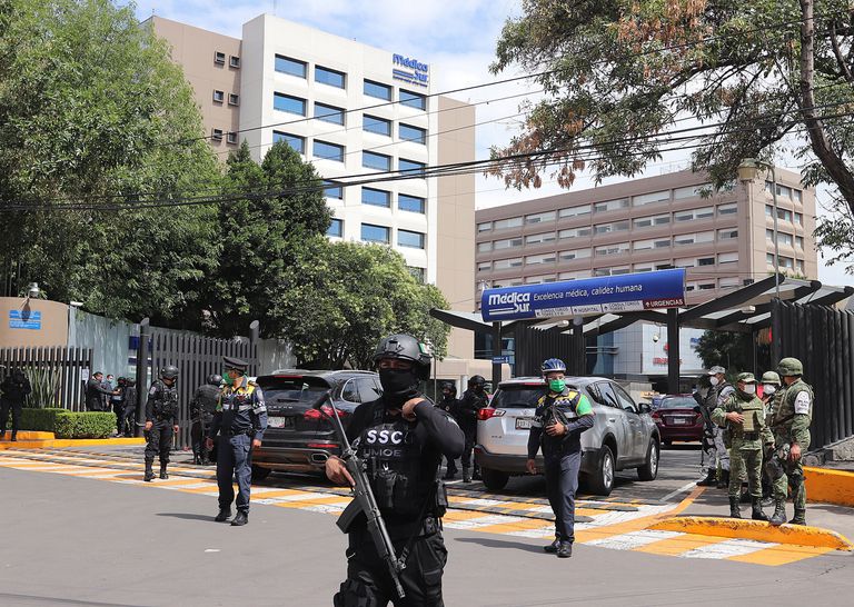 Miembros de la policía de Ciudad de México y del Ejército vigilan el hospital donde es intervenido Omar García Harfuch, jefe de la policía local.