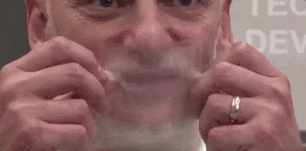 un investigador muestra una tira del polímero translúcido que se usará en las máscaras