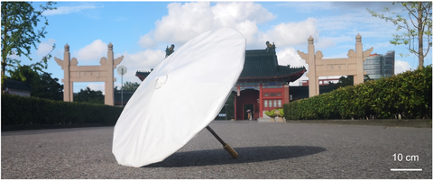 Un paraguas hecho de películas híbridas al2o3 pdms, adecuado tanto para días soleados como lluviosos