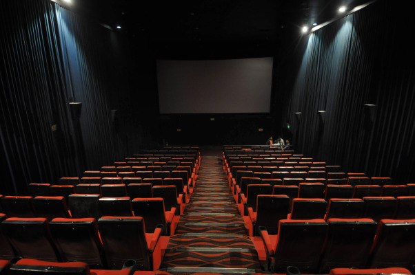 Fandango agrega nuevas funciones para resaltar las precauciones de salud y el distanciamiento en las salas de cine