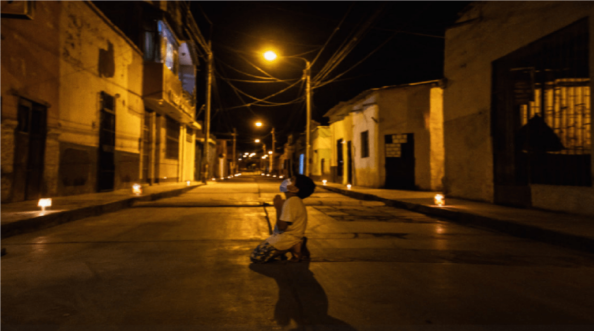Fotógrafa capta a un niño arrodillado para pedir a Dios por el fin de la pandemia