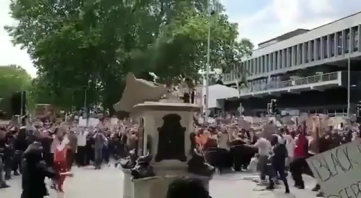Varios manifestantes derriban una estatua de Edward Colston en Bristol