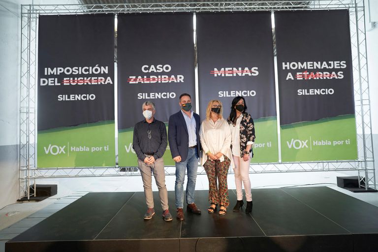 El presidente de VOX, Santiago Abascal, durante la presentación en Vitoria de los candidatos de VOX para las próximas elecciones al Parlamento Vasco.