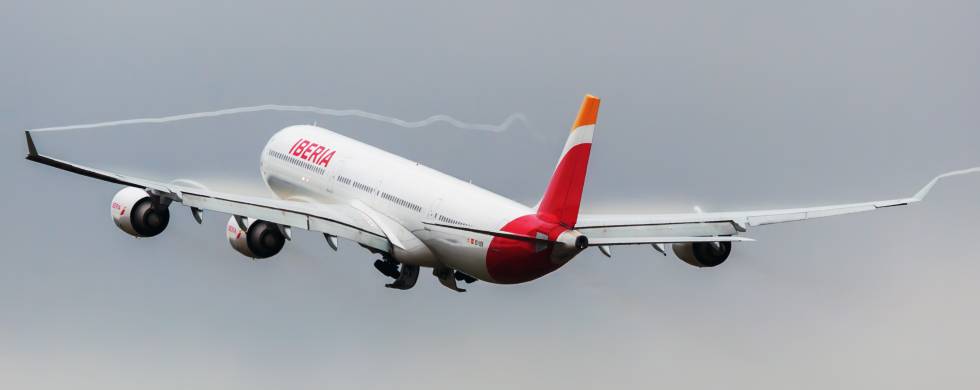 Un A340 de Iberia, con cuatro motores, en pleno vuelo.