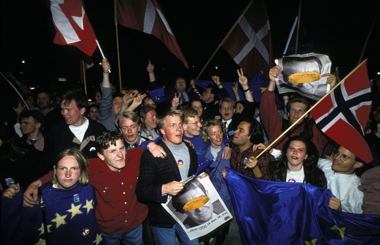 Manifestantes a favor del Tratado de Maastricht en el referéndum danés, en 1993.