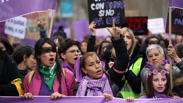 Un grupo de mujeres participa en la marcha del 8-M, en Madrid.