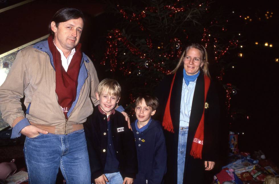 Macaulay Culkin con su madre, Patricia Bretnup, su padre, Christopher Kit Culkin, y su hermano Kieran (que acaba de conseguir una nominación al Globo de Oro por la serie 'Succession') en Paris en 1990.
