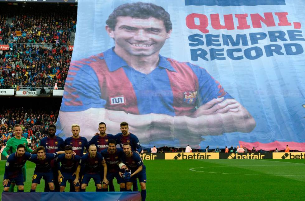 Los jugadores del Barcelona posan frente a una pancarta gigante en memoria del exfutbolista español Enrique Castro 